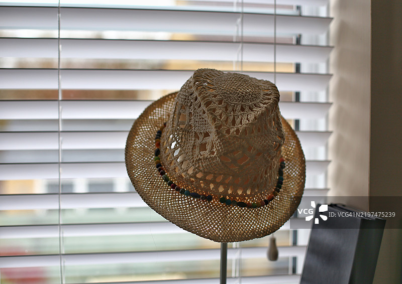 窗边的帽子特写图片素材