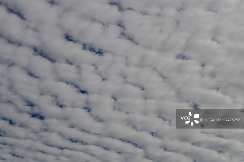 低角度视图的多云天空图片素材