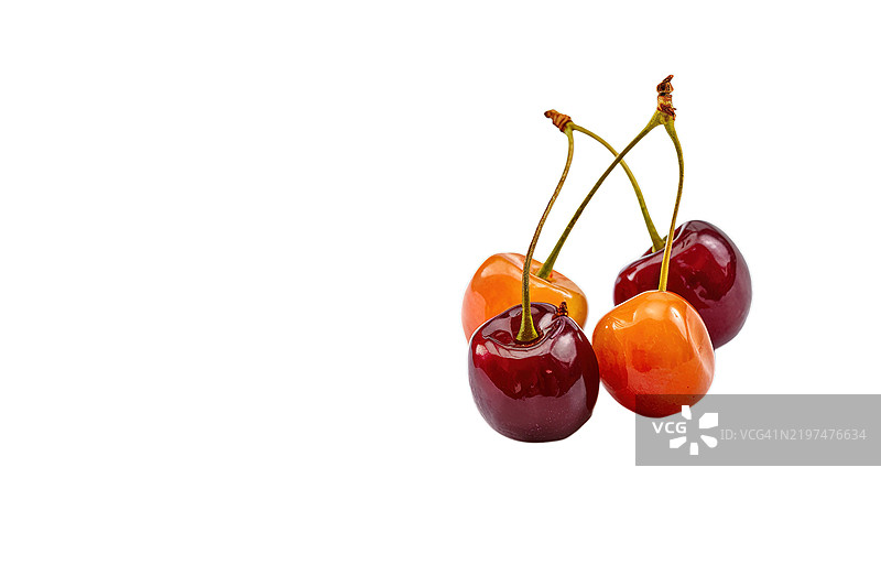 四颗甜樱桃孤立在白色背景上图片素材
