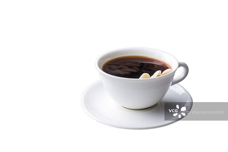 浅灰色背景上的白色咖啡杯和杏仁饼干图片素材