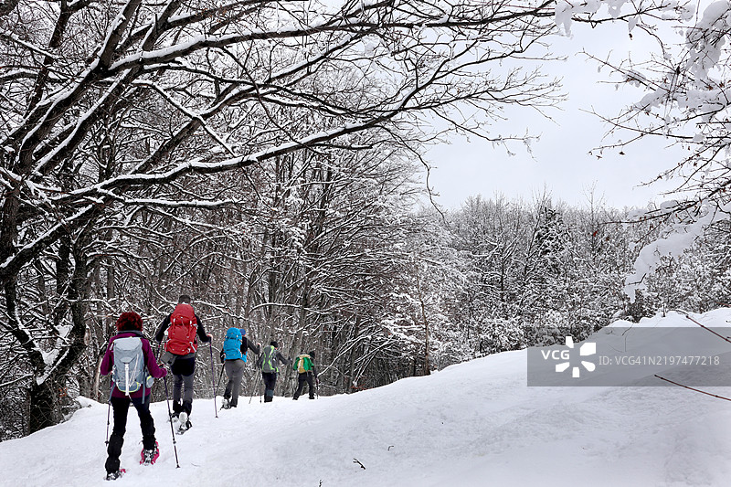 意大利阿布鲁佐：一群徒步旅行者在吉门蒂纳山谷雪地行走图片素材