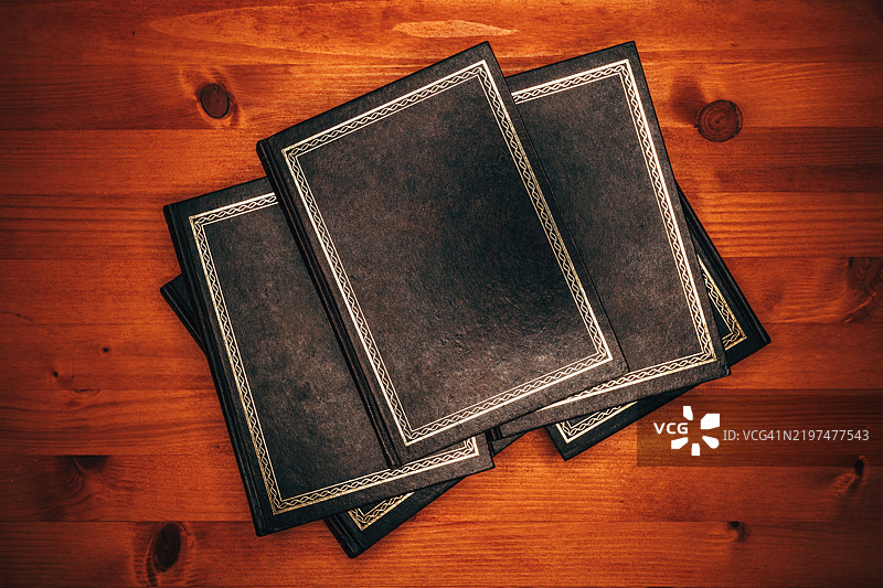 老旧复古精装书封面的俯视图，适合用作空白样本。图片素材