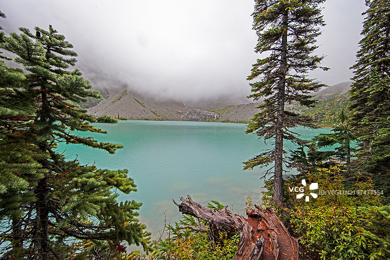 靠近加里波第山的徒步旅行景观，碧绿色湖泊与山中戏剧性的云彩图片素材