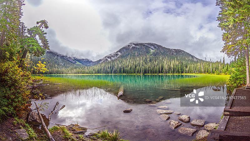 靠近加里波第山的徒步旅行景观，碧绿色湖泊与山中戏剧性的云彩图片素材