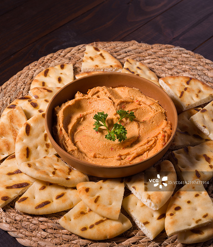 高角度视图的红椒鹰嘴豆泥配烤皮塔饼片，弗吉尼亚州马纳萨斯，美国图片素材
