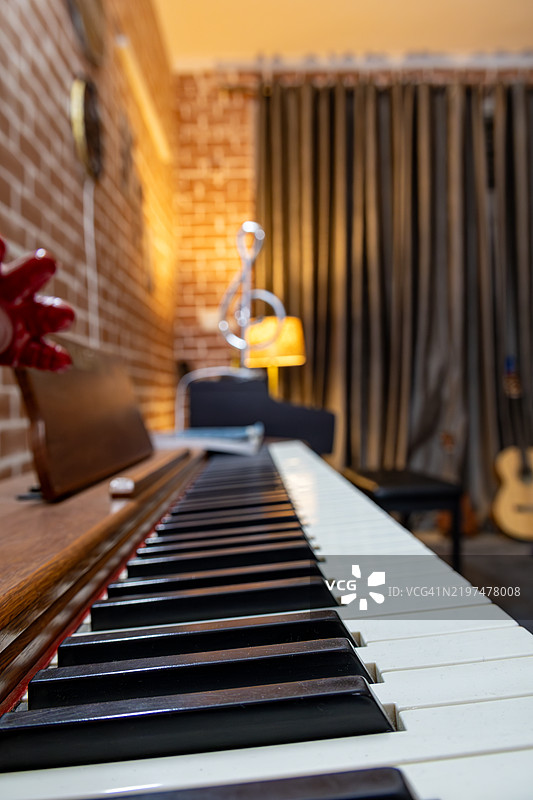 优雅的钢琴特写，经典乐器用于创意概念图片素材