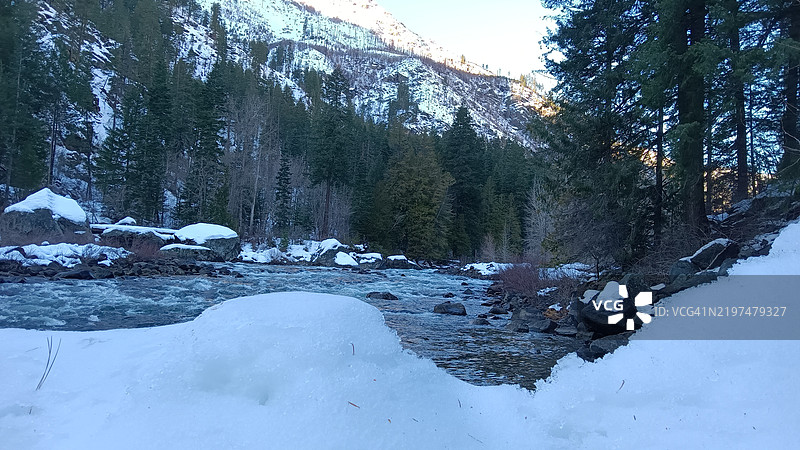 冬季时分，华盛顿州利文沃斯的雪山美景图片素材
