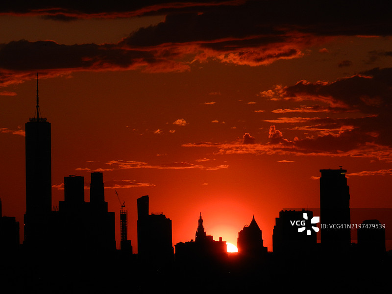 日落时分，纽约市天际线的建筑剪影图片素材