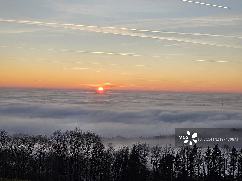 日落时分，佩拉斯多夫，巴伐利亚，德国的天空与风景美景图片素材