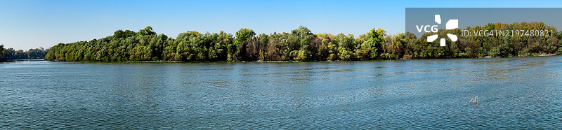 从贝尔格莱德多瑙河岸俯瞰大战争岛图片素材