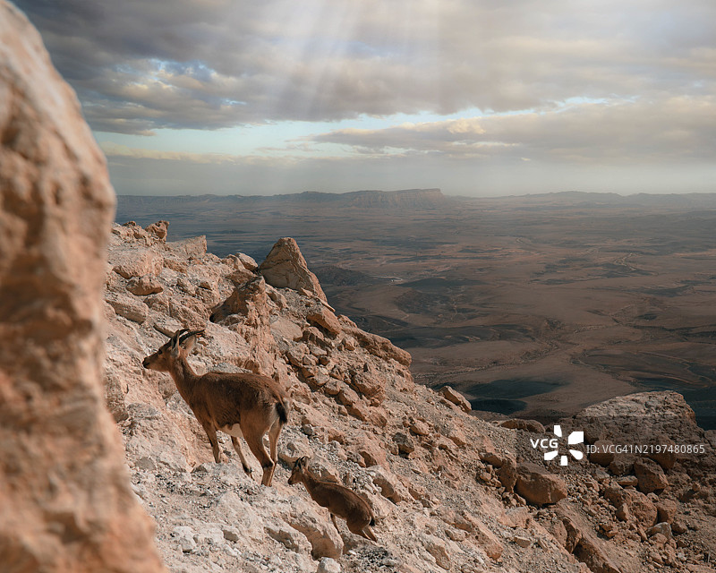 岩石山脉与天空的美丽景色图片素材