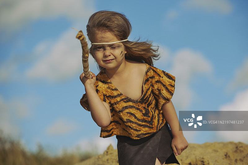 可爱的女孩穿着原始人的衣服图片素材