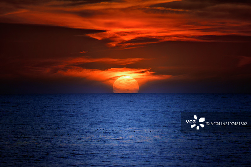 海面与橙色天空的美丽景色图片素材