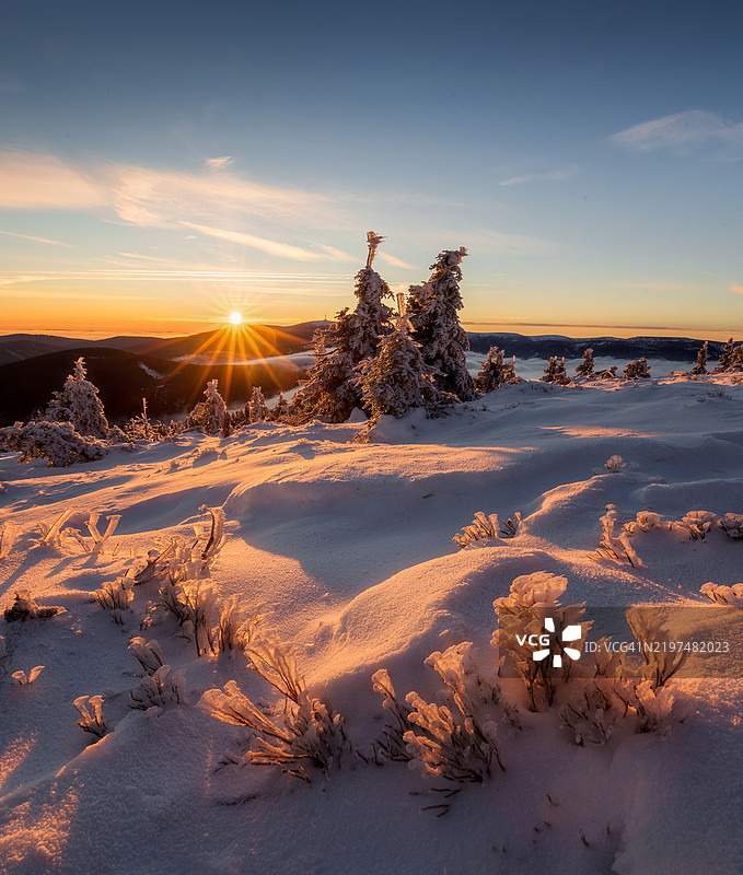 日落时分，雪覆盖的土地与天空的美丽景色图片素材