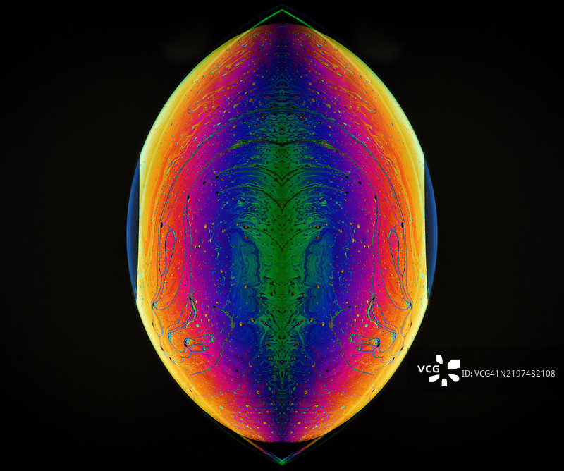 多彩气球的特写，背景为黑色图片素材