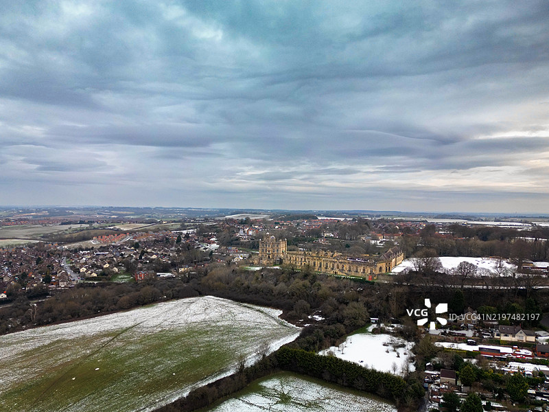 高角度俯瞰城镇风景与天空图片素材