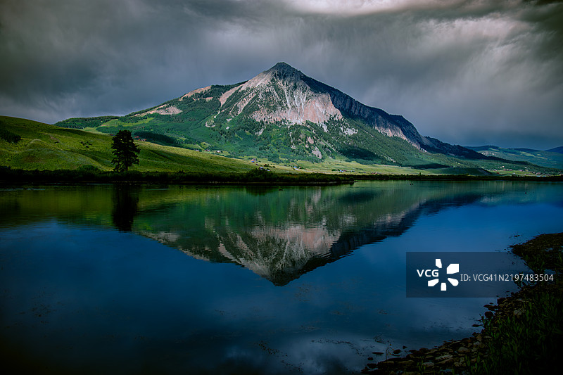 科罗拉多州克雷斯特德比特的湖泊和山脉美景，背景是天空。图片素材