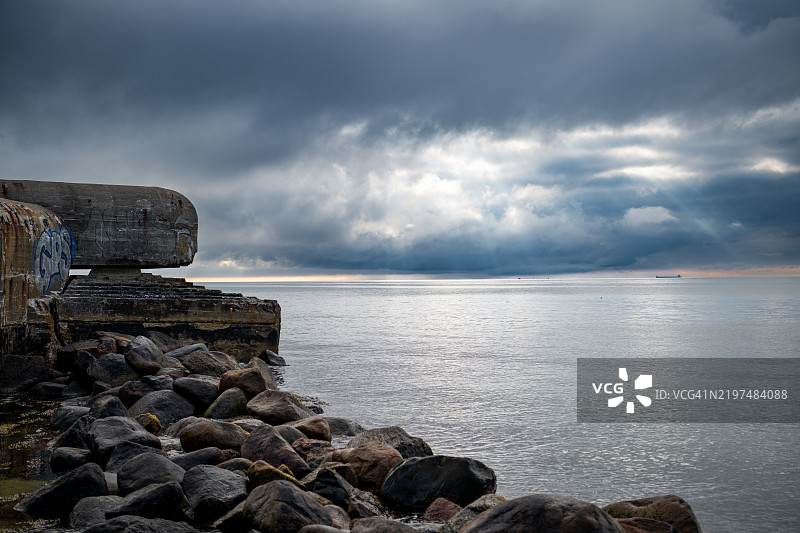 二战时期的碉堡，位于斯卡根附近的海滩上，阴云密布的早晨图片素材
