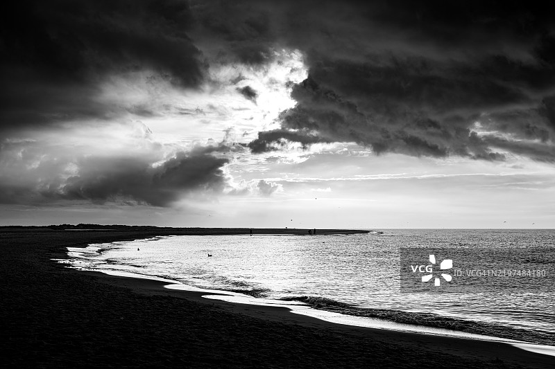 夏季傍晚，格伦恩海滩的多云日落图片素材