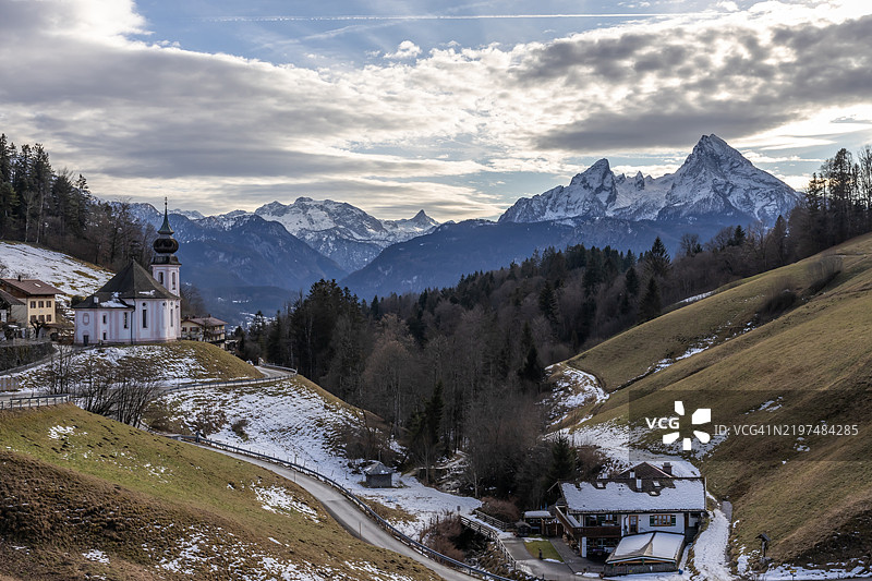 巴伐利亚阿尔卑斯山中的玛丽亚·根教堂，背景是著名的瓦茨曼山（贝希特斯加登地区/巴伐利亚/德国）图片素材