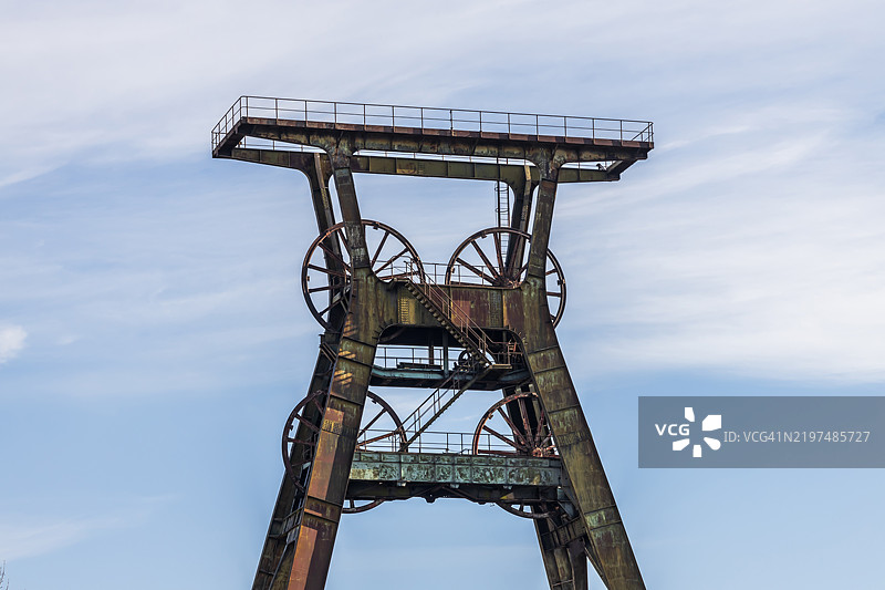 废弃的老矿井塔图片素材