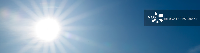 蓝天上明亮的太阳横幅图片素材