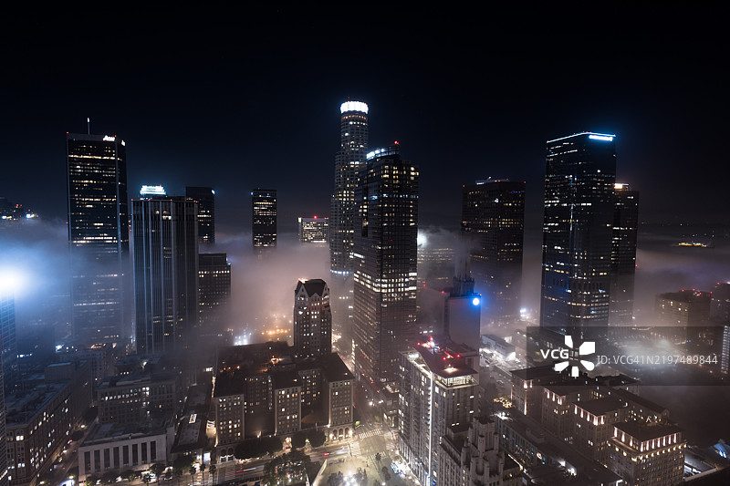 洛杉矶市中心的雾夜 - 无人机拍摄图片素材