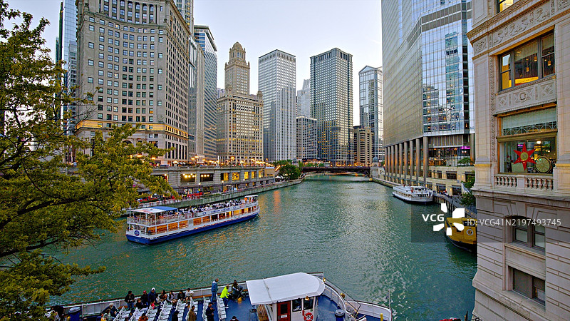 伊利诺伊州芝加哥河上的游船之旅图片素材
