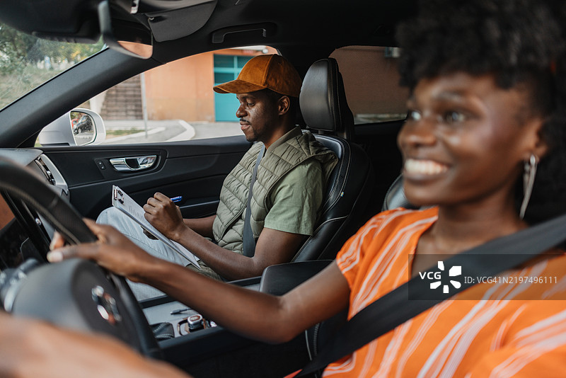 在一个风格化的环境中专注于驾驶考试。图片素材