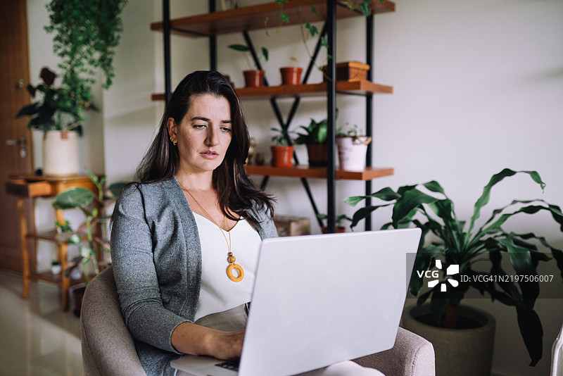 商务女性在上网冲浪图片素材