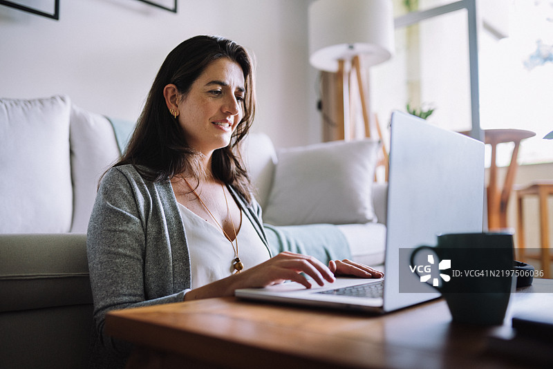 在客厅里进行视频会议的女性图片素材