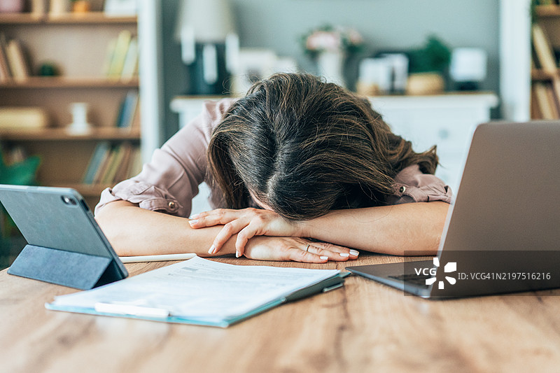 疲惫的女性在工作中图片素材