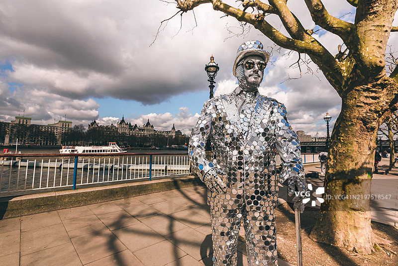 银色雕像与伦敦眼城市景观图片素材