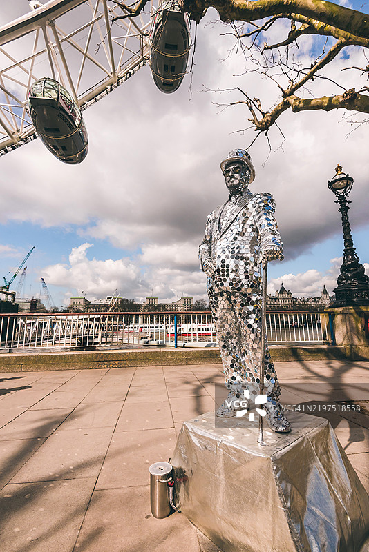 银色雕像与伦敦眼城市景观图片素材