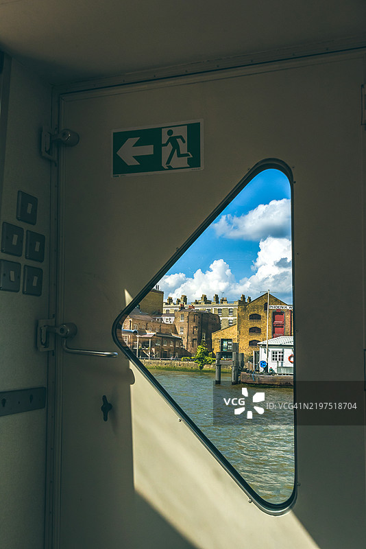 泰晤士河沿岸通过渡轮入口图片素材