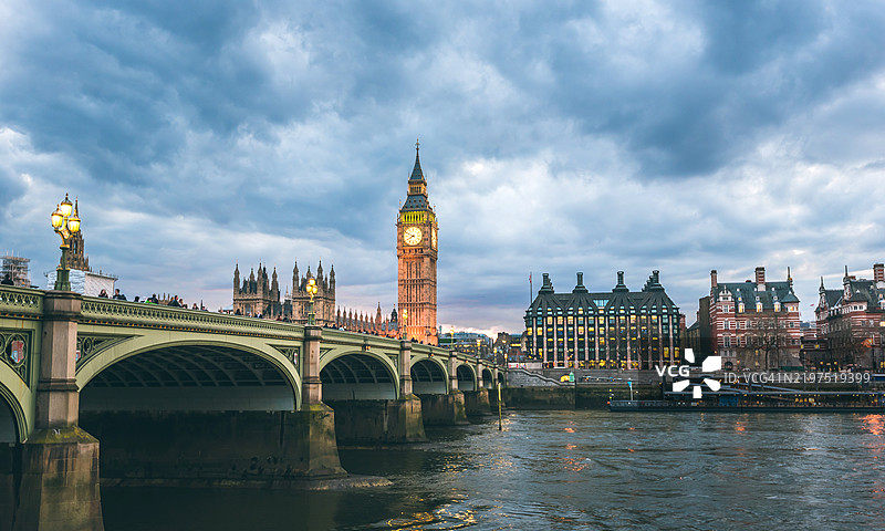 黄昏时分的大本钟与威斯敏斯特桥图片素材