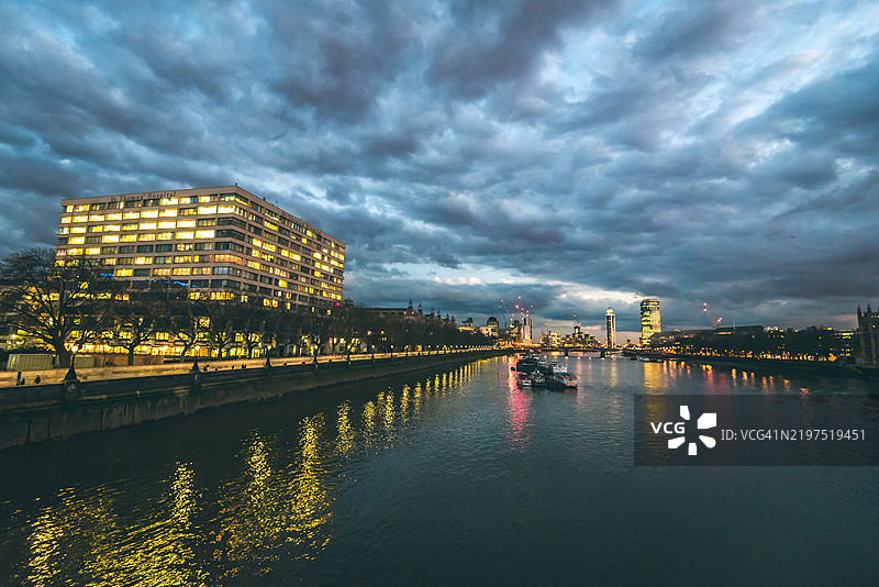 夜晚模糊中的大本钟和威斯敏斯特桥图片素材