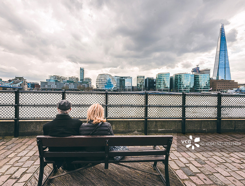 泰晤士河步道长椅上的碎片大厦景观图片素材