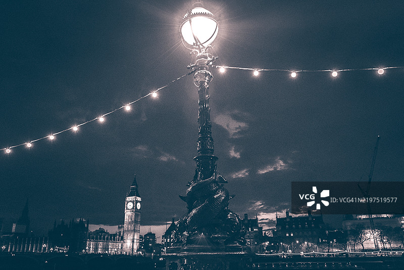 黑白夜间路灯与大本钟图片素材