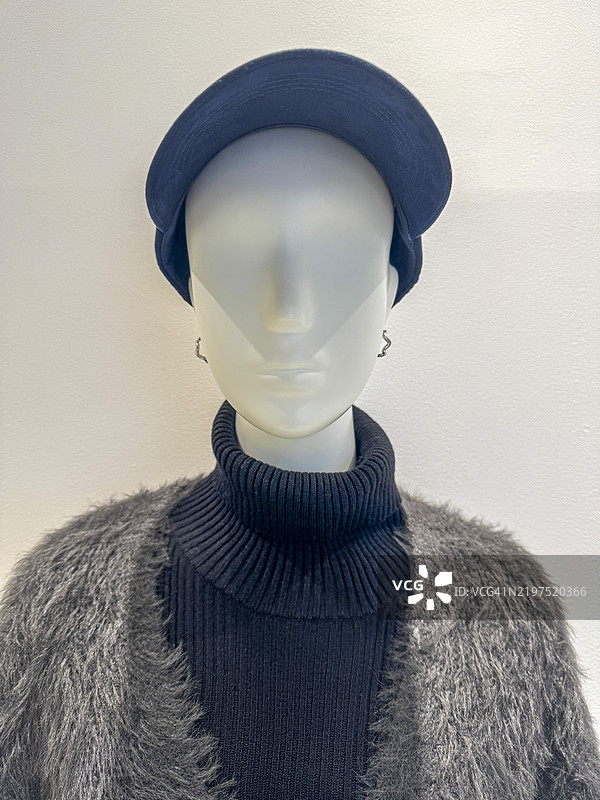 时尚模特戴着蓝色帽子和舒适的服装图片素材