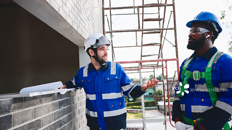 工程师正在安装太阳能电池板。图片素材