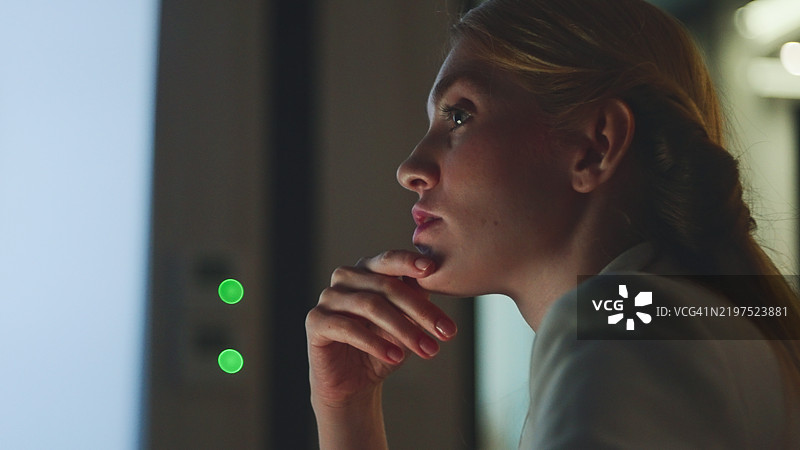 决心坚定的女商人在会议中。图片素材