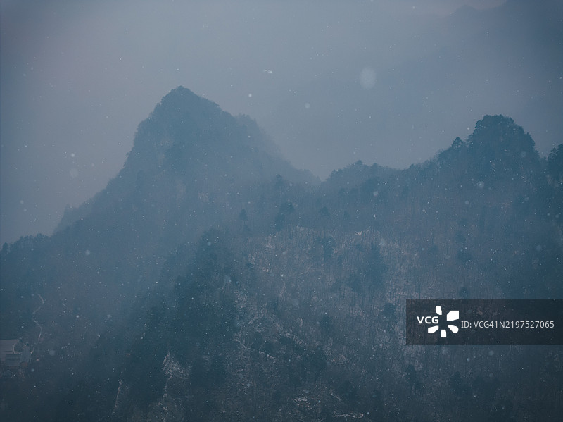 湖北省十堰市雪-covered武当山寺庙的鸟瞰图图片素材