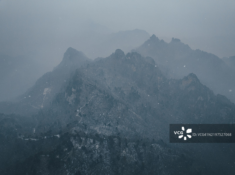 湖北省十堰市雪-covered武当山寺庙的鸟瞰图图片素材