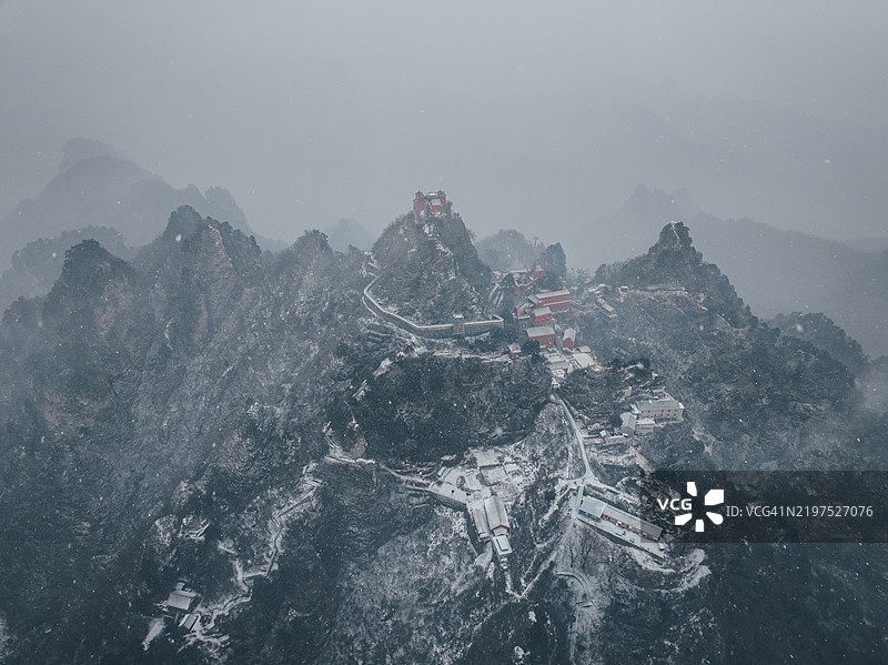 湖北省十堰市雪-covered武当山寺庙的鸟瞰图图片素材