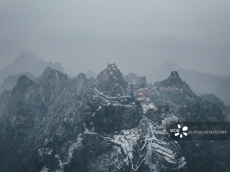 湖北省十堰市雪-covered武当山寺庙的鸟瞰图图片素材