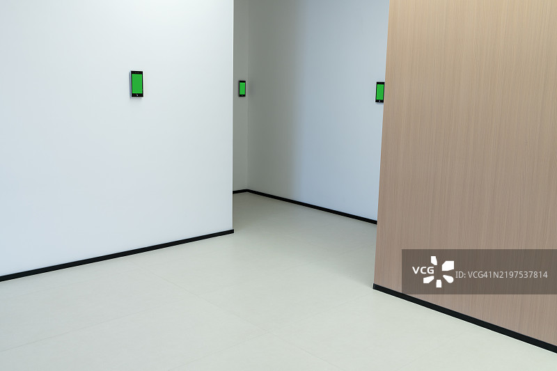 现代办公室内部配有显示器图片素材