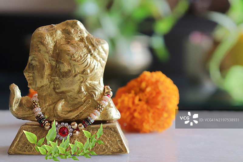 铜/金色的湿婆和帕尔瓦蒂偶像/万寿菊花/贝尔叶/大湿婆夜图片素材