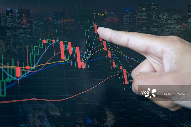 女性手部特写触摸股票市场分析数字显示屏，分析触摸屏界面上的投资和金融交易数据，展示蜡烛图。商业与金融。NFT和加密货币投资概念。图片素材