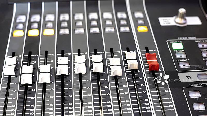 专业音频混音控制台与控制面板图片素材